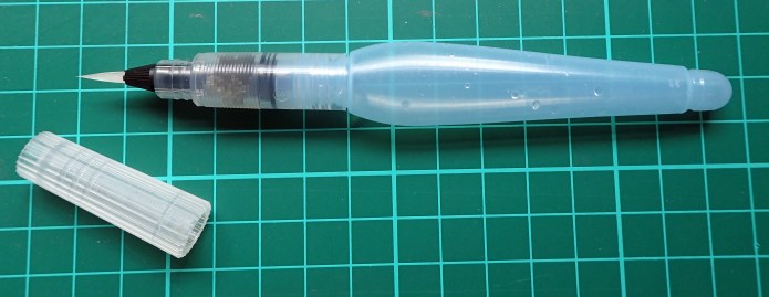 Fine tip Pentel Aquash water brush. Also available with medium, broad and flat tips, these brushes each hold 10ml of water in their 'water tank'