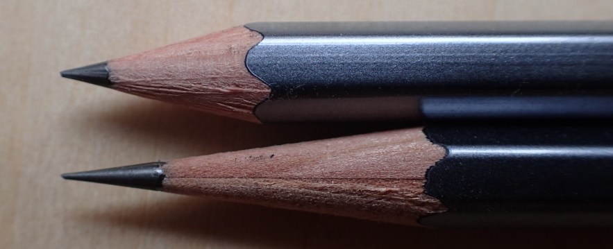 Sharpened points compared. The top example has been made with a KUM Mikro, that below with the KUM Long Point The Masterpiece. Pencils are Palomino Blackwing 602