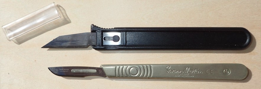 Some artists, not myself, prefer to use a craft knife to sharpen their pencil. The top knife shown has a lightweight plastic handle and only weighs 6g, the one with the metal handle, considerably more