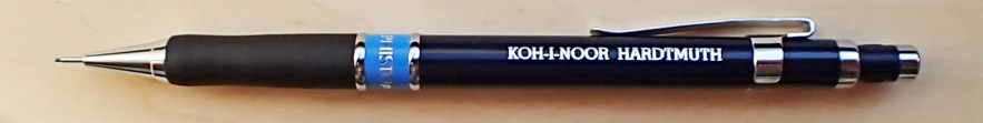 The Koh-I-Noor 5055 Hardmuth Mephisto profi has a colour-coded plastic barrel and smooth, comfortable rubber grip for extended use. My one has the blue barrel ring indicating a 0.7mm lead. Spare leads can be stored in the body. The 12g mechanical pencil has an 29mm long twist eraser which is enormous when compared to almost every other offering on the market. This is a very well-balanced quality pencil