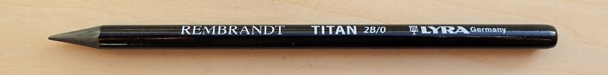 The Lyra Rembrant Titan is a stick of solid graphite laquered on the outside. This German made pencil weighs 10g when new. It is available in five grades, this one is in 2B