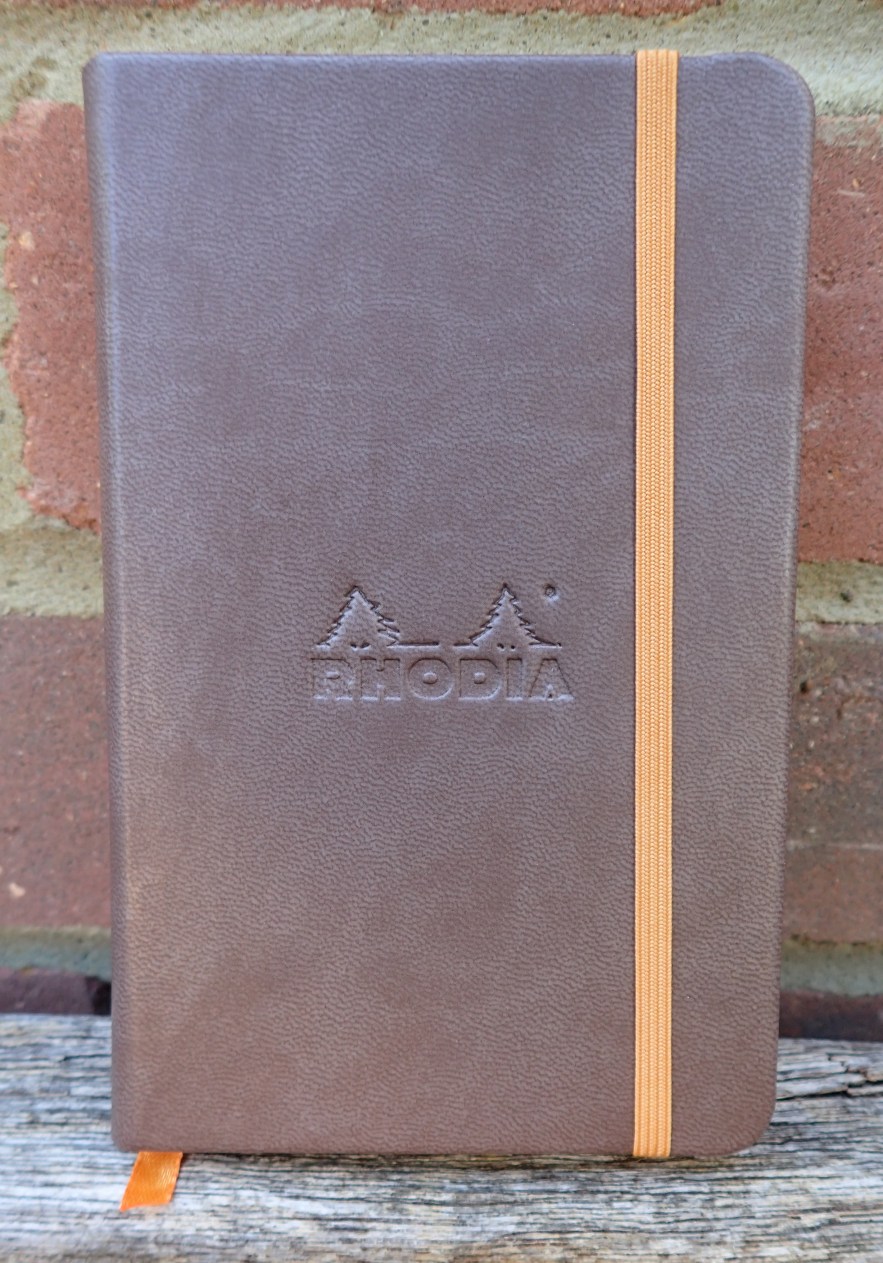 The French made Rhodia Webbie Rhodiarama sketchbook has 96 (192 faces) 140mm x 87mm 90gsm Clairefontaine ivory plain pages. The hardback covers are slightly larger. There is a rear, gusset pocket inside the back cover, ribbon and elastic closure