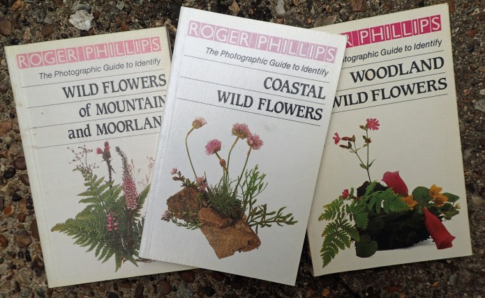 There are also a small number of pocket sized guides produced by Roger Phillips. These focus on a particular habitat and follow his usual photographic format