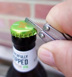 Though fiddly, and occasional needing an extra bite, the small bottle opener on the Squirt S4 will do just that