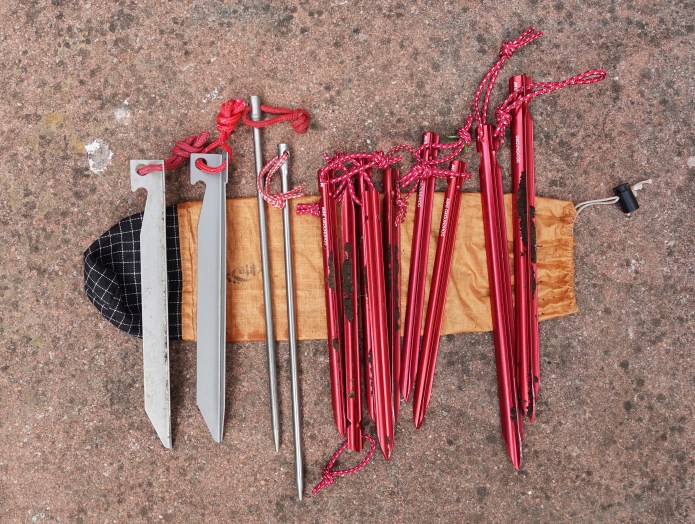 Peg selection- 2 x Clamcleats Tornado (37g), 2 x Clamcleats Spear (35g0, 2 x MSR Groundhogs (30g), 7 x MSR Mini Groundhogs (67g), Tread Lite peg bag (5g). Total- 174g