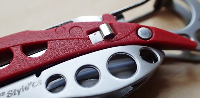 Tweezers in Style PS and CS are tucked away in the scale. They can be surprisingly difficult to extract 