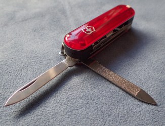 Small pen blade and nail file open from the same end on Nail Clip 580