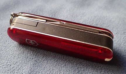 The back of the Nail Clip 580 is smooth and unobtrusive, tucked beside the nail file are the scissors, the only back tool