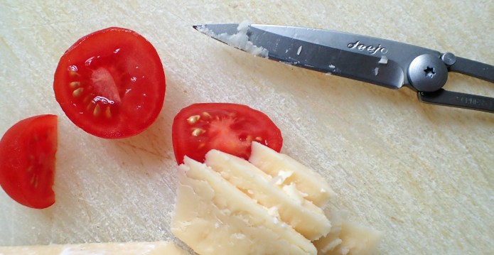 Deejo 15g with cherry tomatos and a decent cheddar