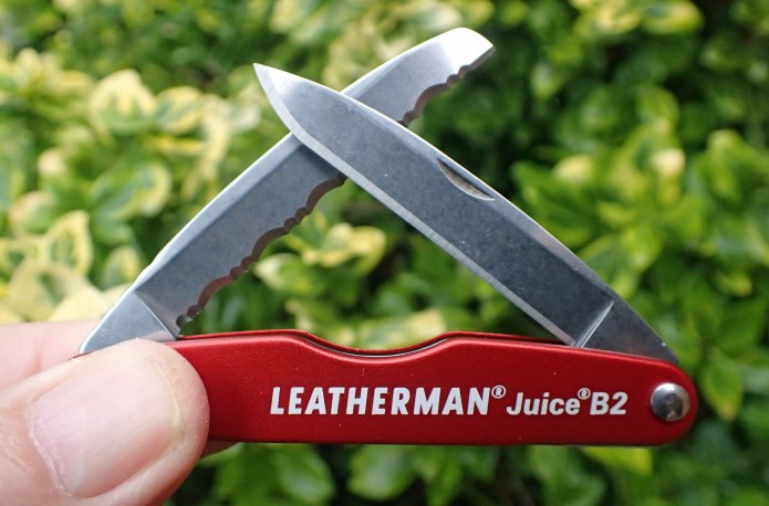 Leatherman Juice B2 comes with two blades
