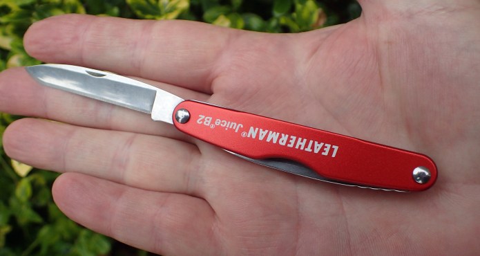 The Leatherman Juice B2 easily lies on an open hand. The modest dimensions belie its equally modest practicality