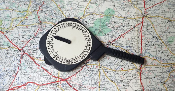 Le curvimètre- the plastic measure is very simple in design, entirely plastic in construction with a paper dial pasted to the front