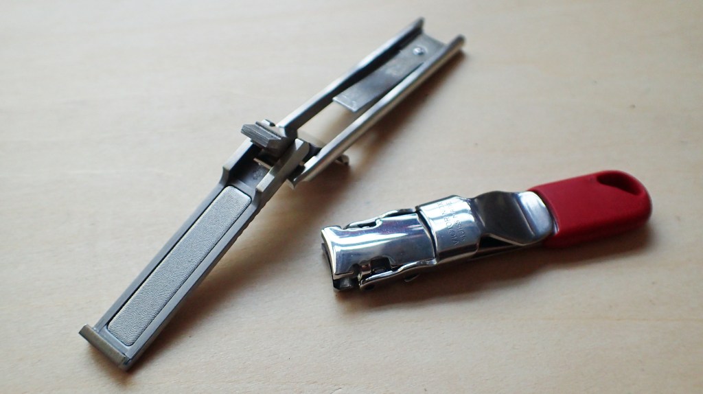 Only the Por Hommes clippers have a small nail file