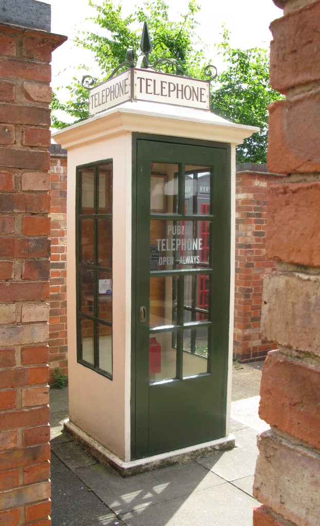 An uncommon cream and green painted K1 Mk236 at Avoncroft