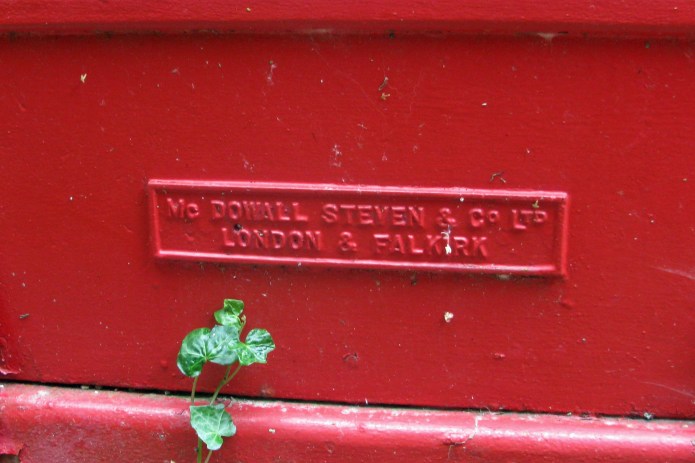 Another noticeable difference on the K6 kiosk is the manufactuer- There were five: Carron Foundry, Lion Foundry, Marfarlane [Saracen] Foundry, McDowall Steven and Bratt Colbran