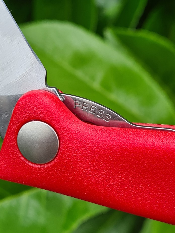 Folding the blade on the Victorinox paring knife