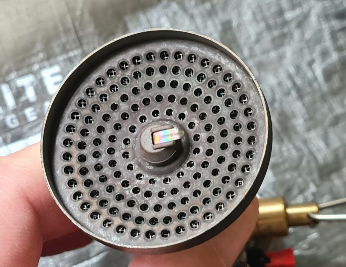 Wide burner head with high surround and multiple jets