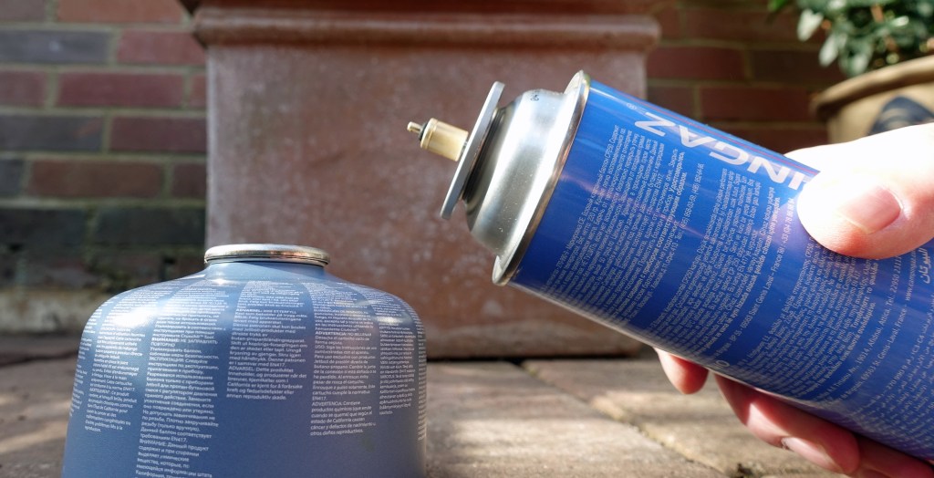 With the transfer nozzle inserted onto the catridge bayonet, offer to the lindal valve