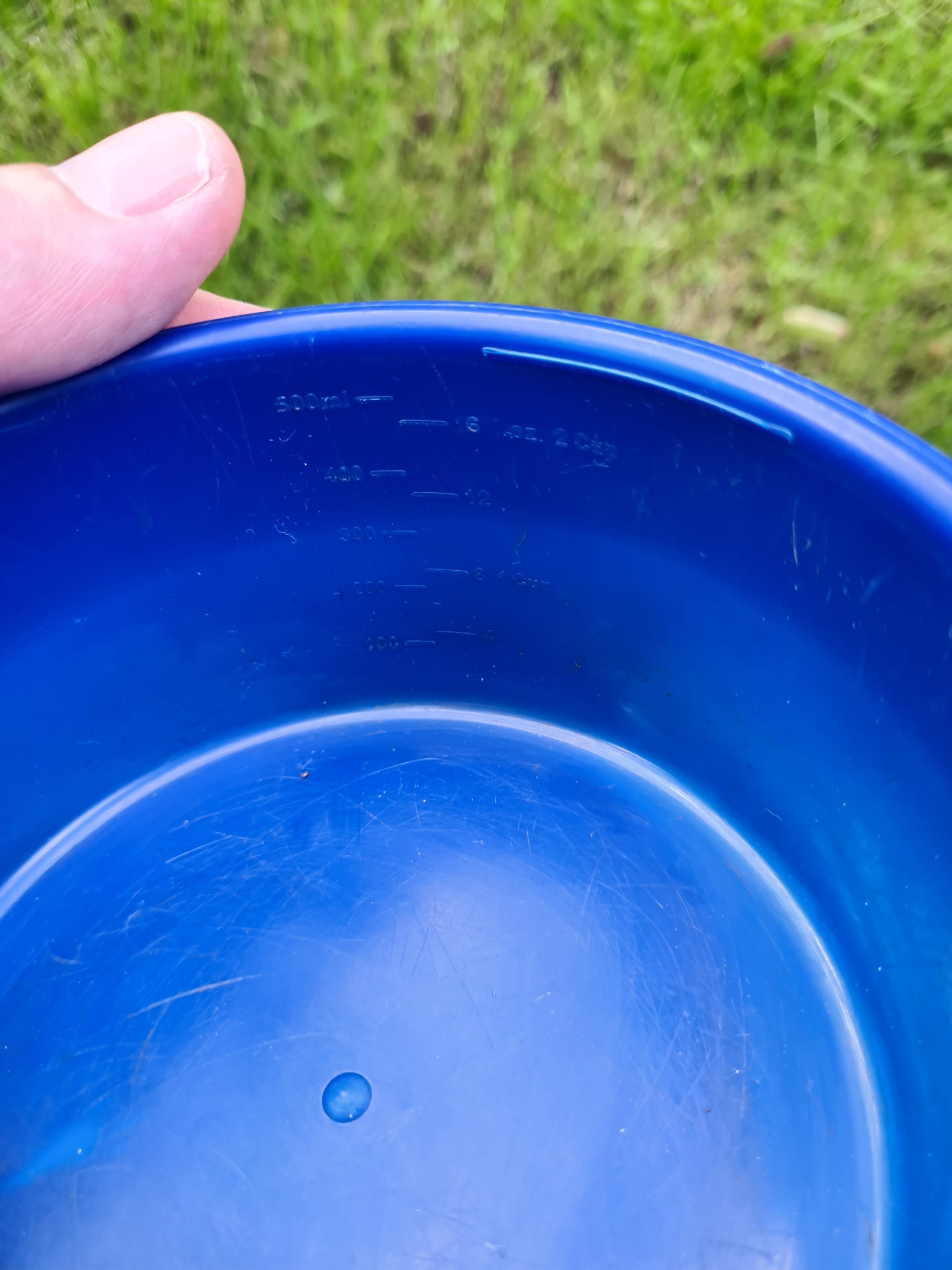 500ml measurement in 100ml increments with 16 fl.oz / 2 cup measurement in 4 fl. oz increments. Old style mug