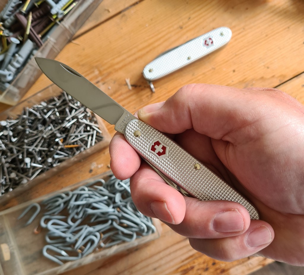 Blade found on both Pioneer and Electrician models