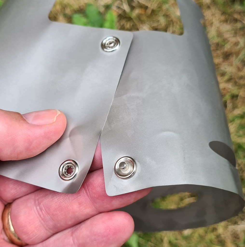 Metal poppers on Vesuv windshield