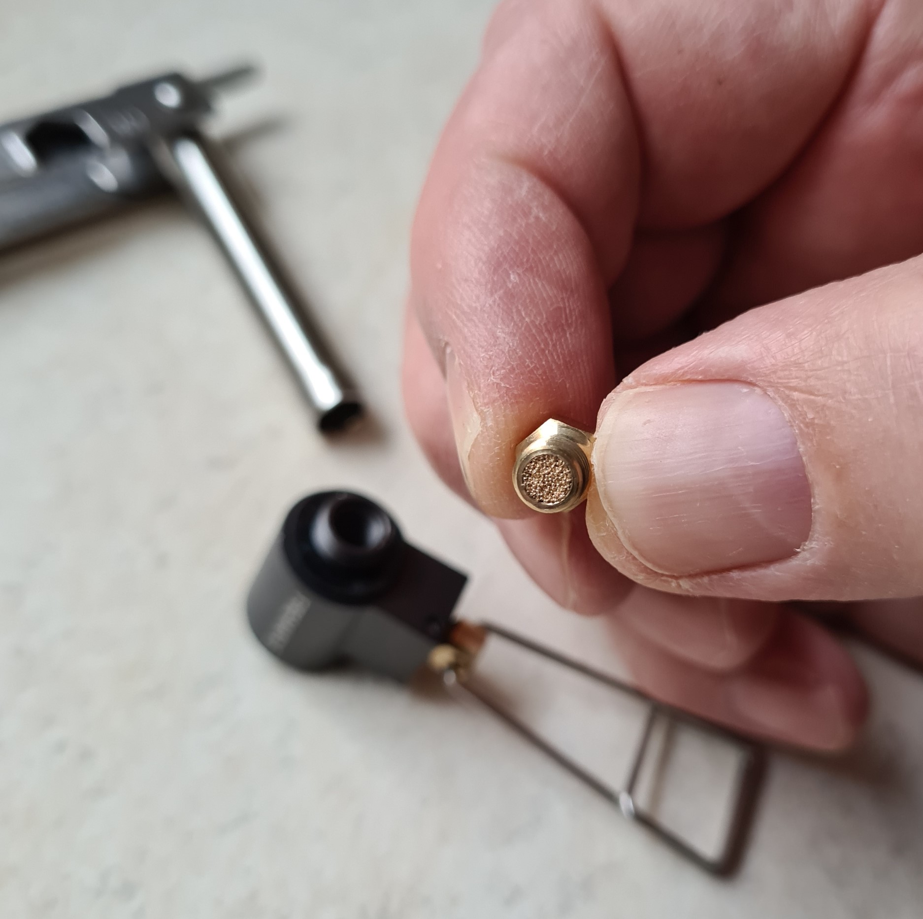 Sintered brass filter in gas jet