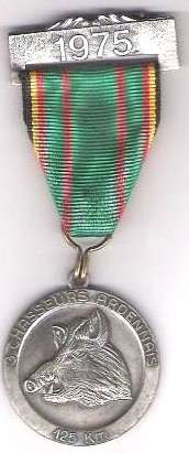 1975 medal for 125km Marche Européenne du Souvenir et de l'Amitié. Obverse. Top bar has additional decoration. Image: wikimedia Image: Jef, Gentlemen's Military Interest Club