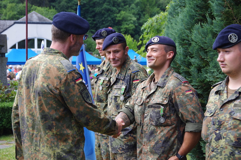Military participants receive their 2022 MESA medals. Image: www.marchemesa.com
