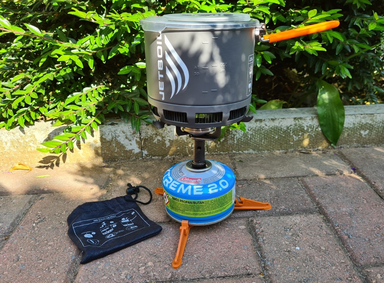 Jetboil Stash integrated stove system, includes 127g pot, 16g lid, 26g canister feet support and 59g stove with it's 8g stuff sack