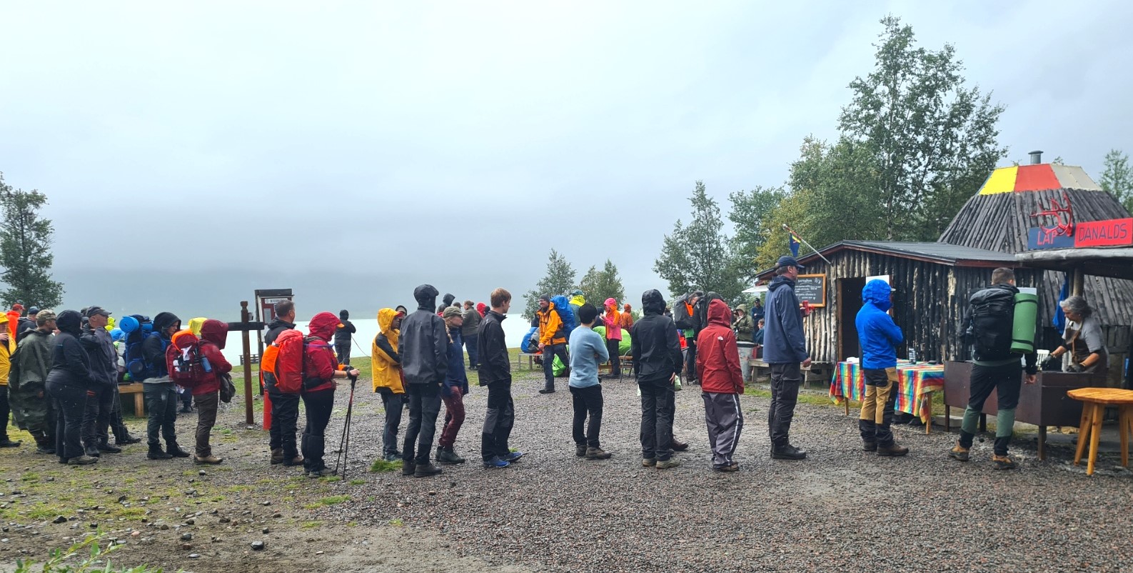 There were plenty of people eager to buy a reindeer burger from the Sámi run Lap Dånalds, on the shore of Lake Laddju