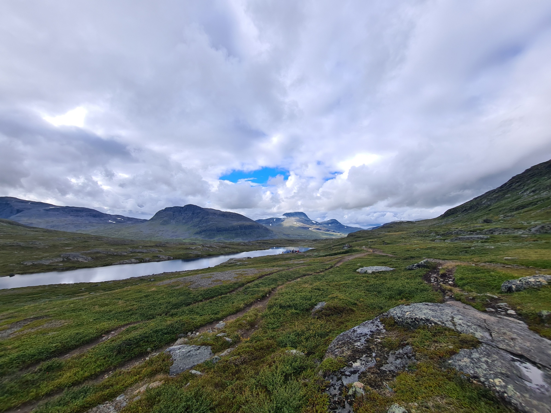 A few miles respite from the rocks, though just a few! Easier walking beside the long, narrow lake Lássajávri