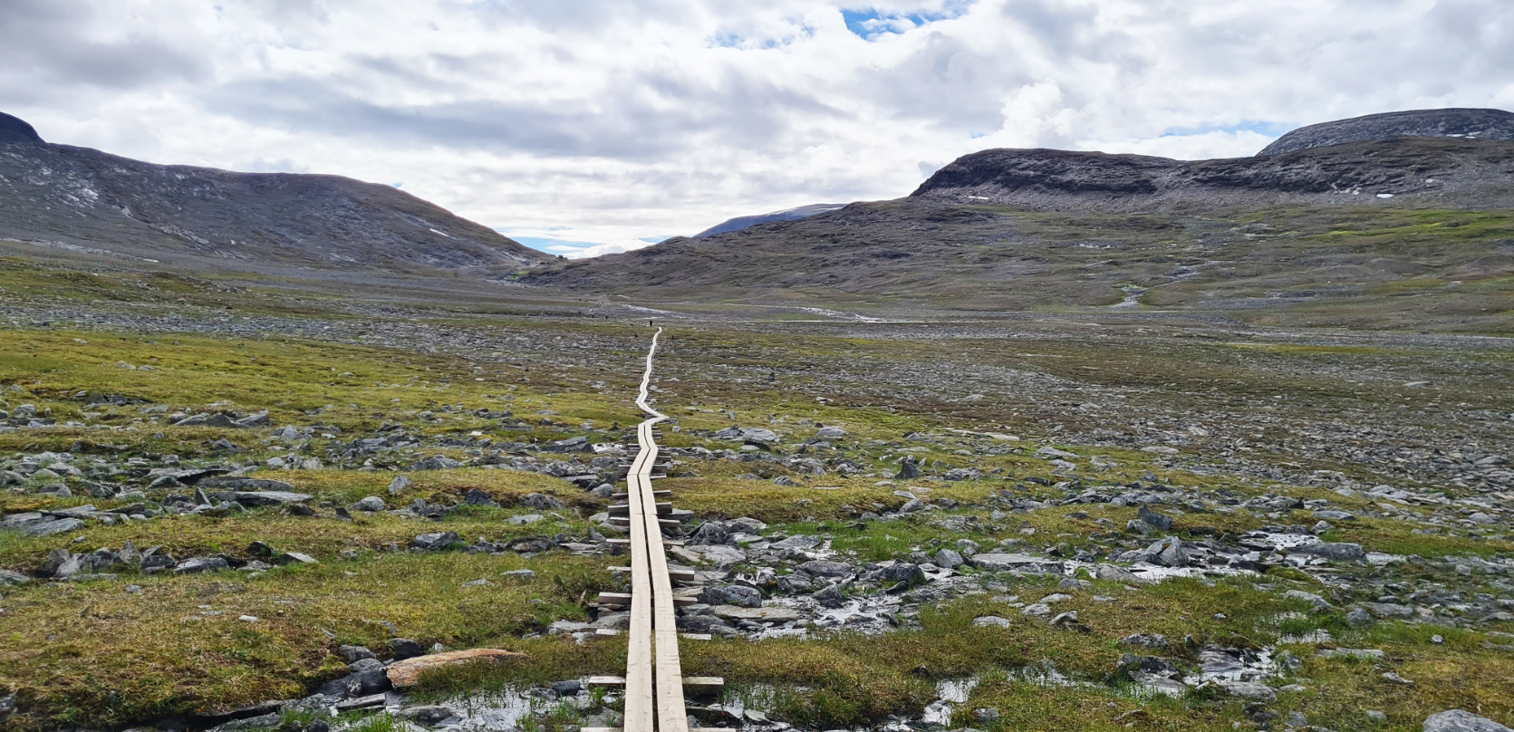 Looking back at the gentle descent from the saddle into the Räitavagge valley