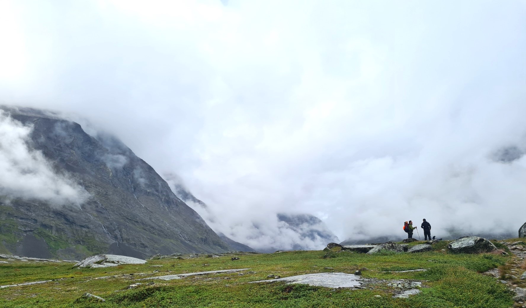 Low cloud hugs the hills and makes for a dramatic scene, every time I looked up io turned around, the view was different