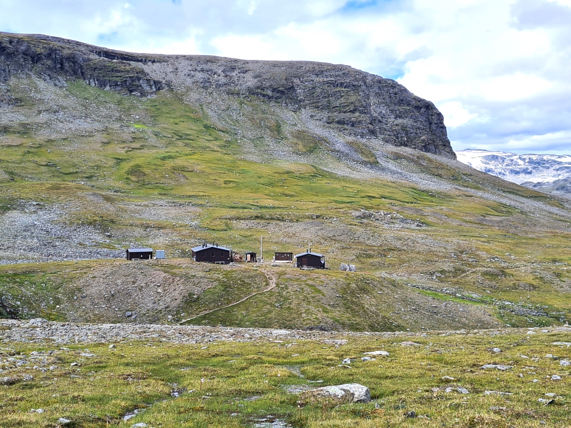 The trail bypasses the huts at Tjäktjastugan huts, just the other side of a brook