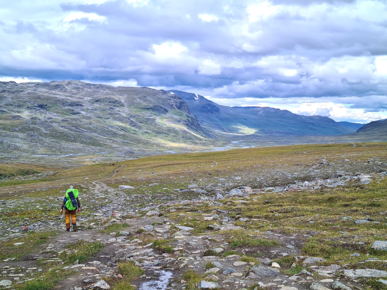 Descending to the Alisvággi valley