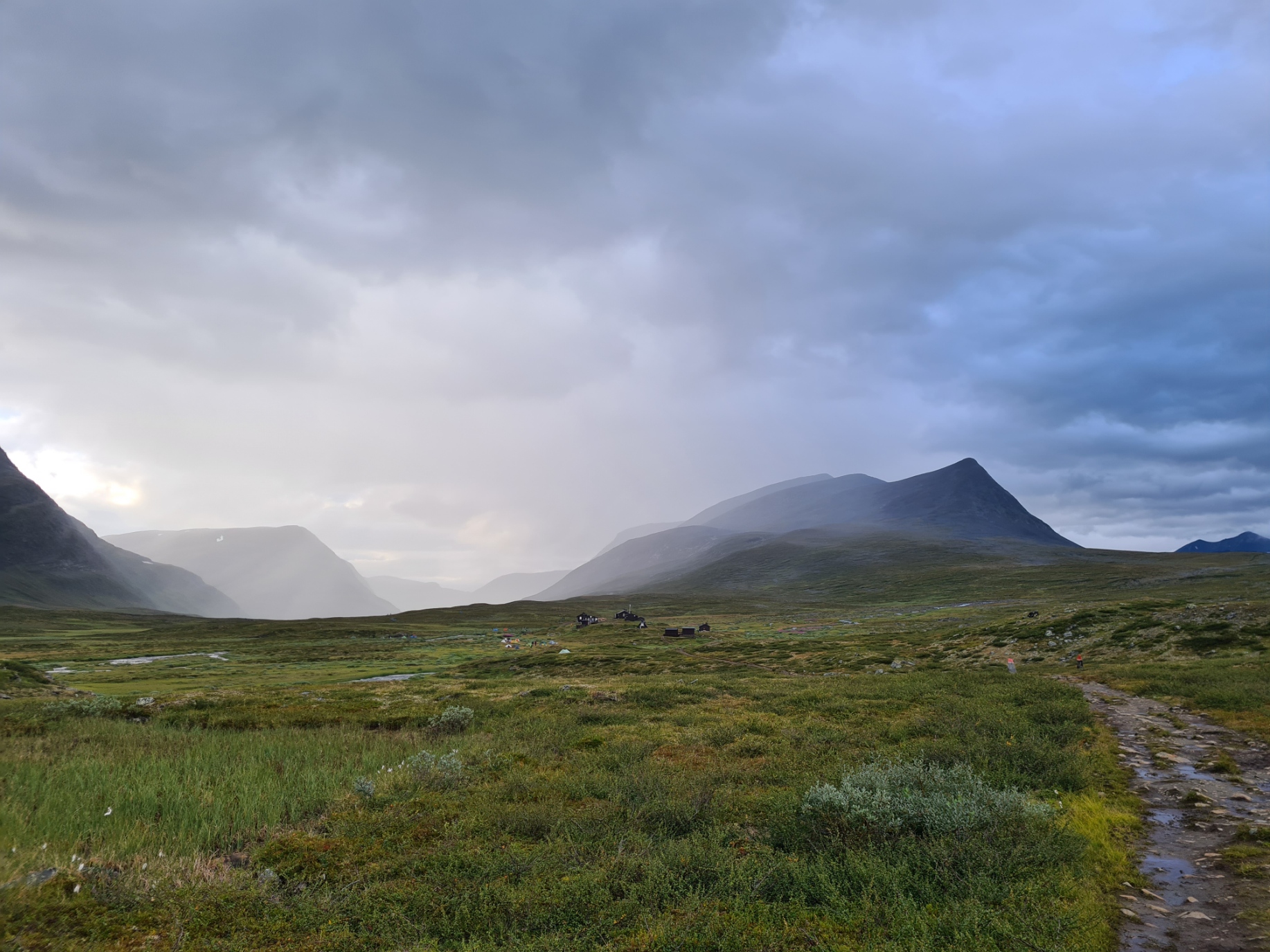 Approaching the huts at Sälkastugorna I could again see the rain making its way down the valley toward me