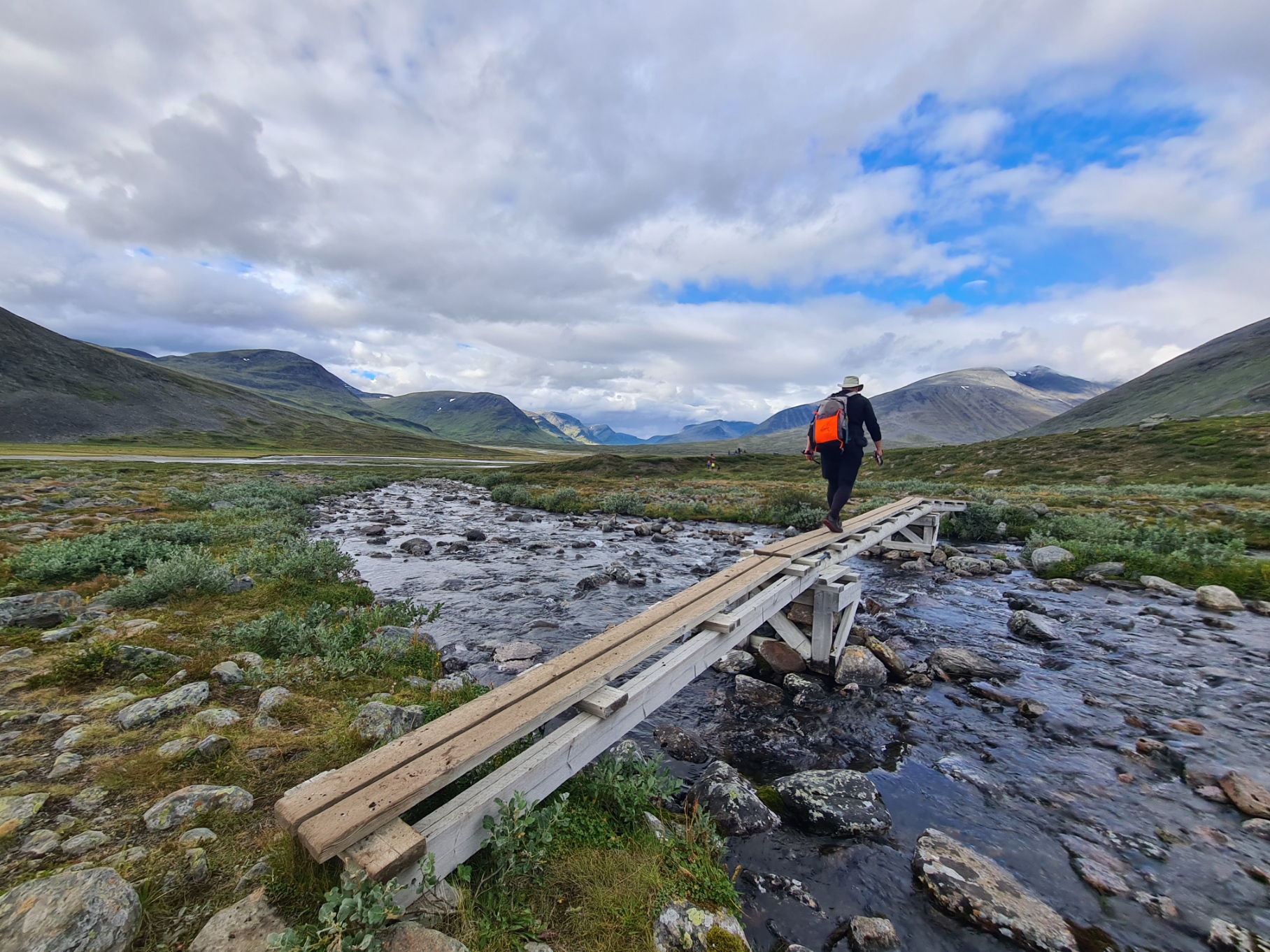 Crossing a stream in the Sinnijohka valley