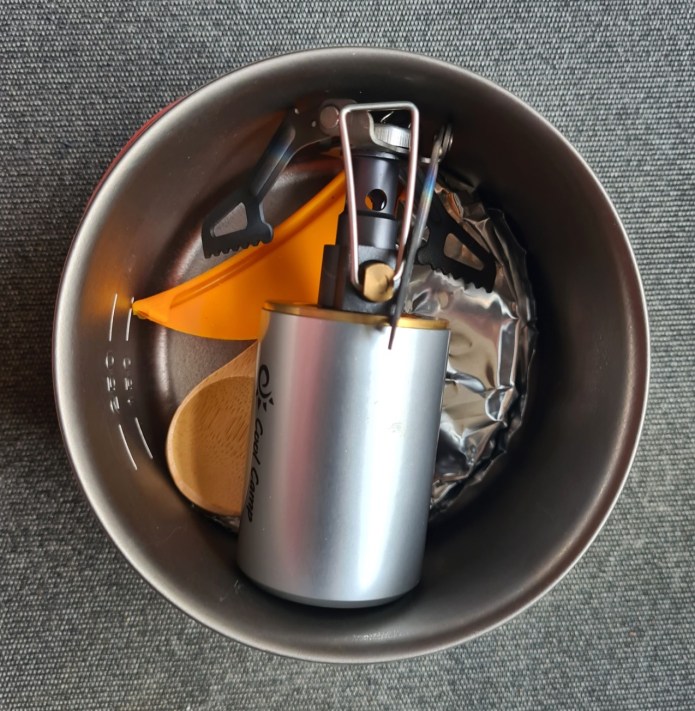 While not recommended, the small canister can remain fitted to a BRS stove and still fit within an Evernew 400ml FD mug, along with foil lid, cut down bamboo spoon and HotLips.198.6g