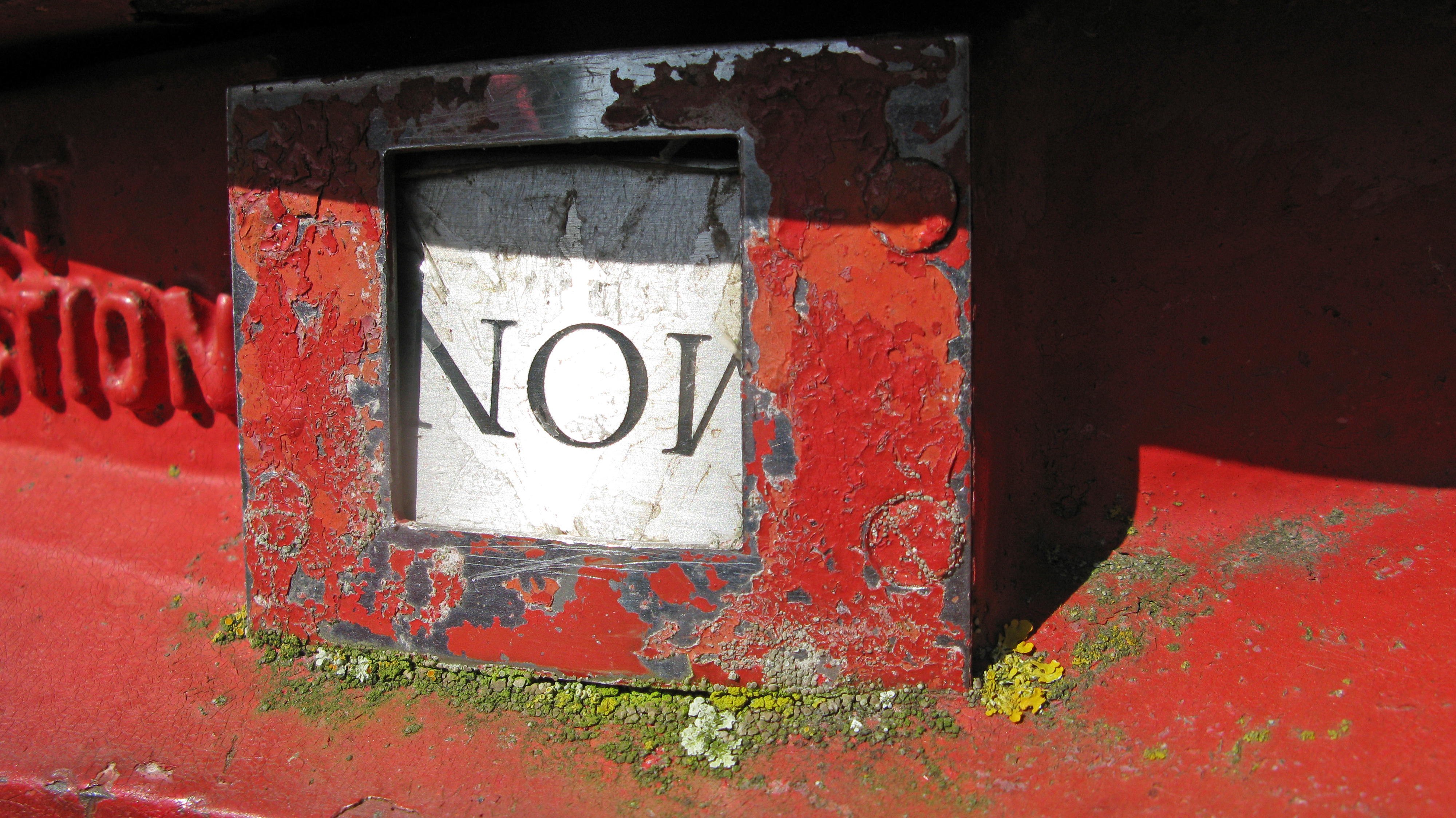 A peculiarity of most of the 1979 pattern pillar boxes is the use of a tablet plate to hold the tablet in place rather than the more commonly used brass or stainless steel tablet holder normally fitted to boxes. Beaconfield Rd. Epping