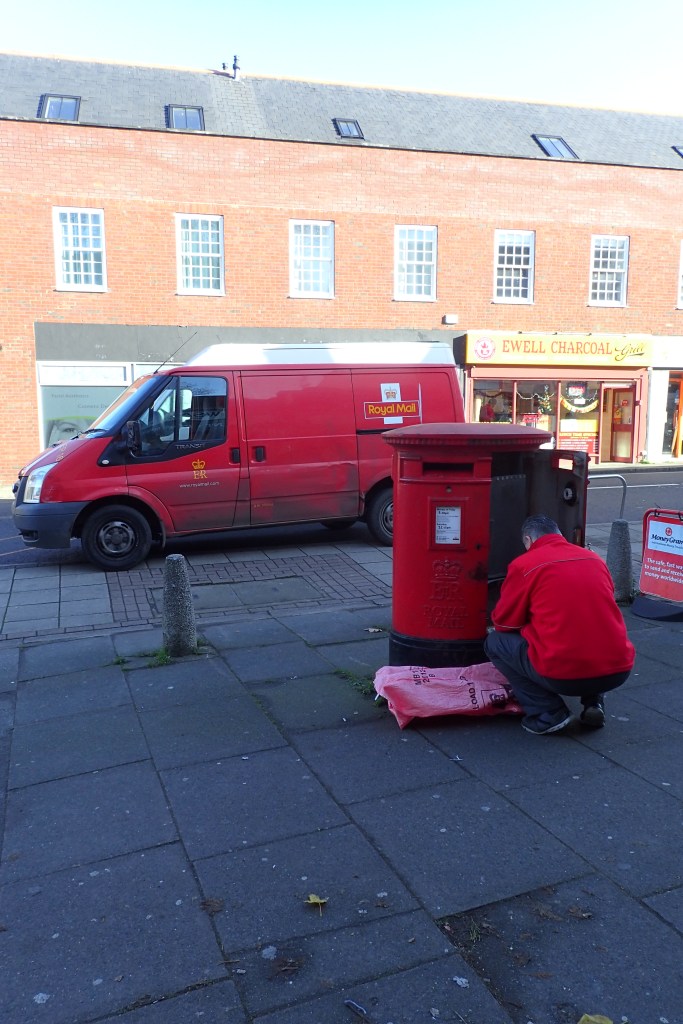 Double aperture C type pillar box being emptied