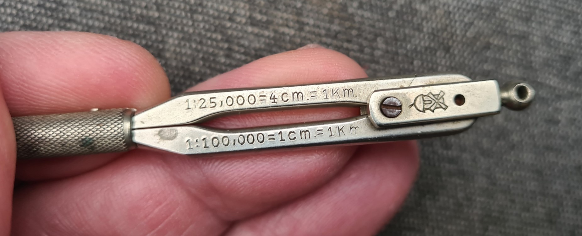 Two scales are shown on the side of the dividers