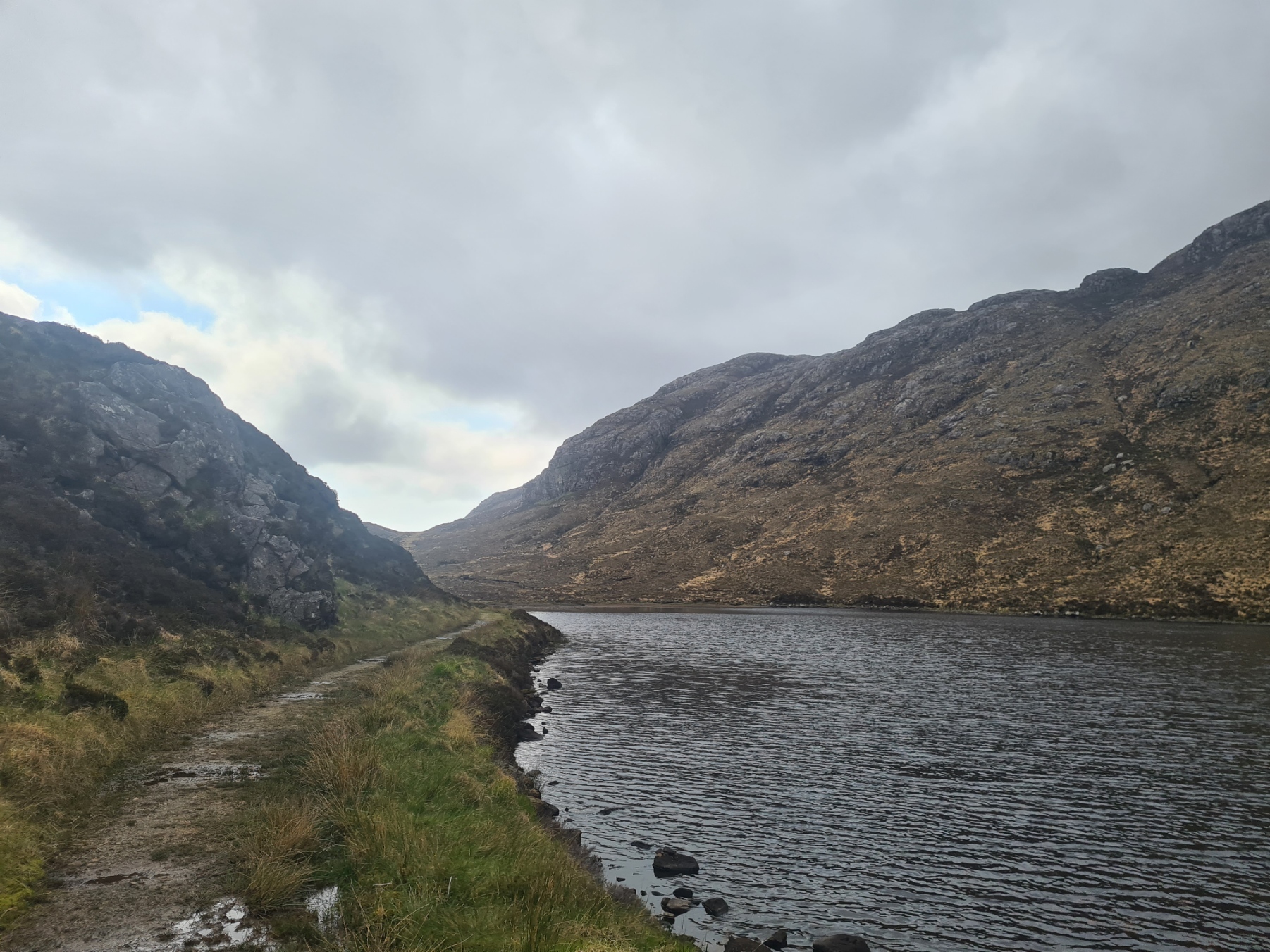 Following the Coffin Road past Loch a’Bhealaich toward Bealach Eòrabhat